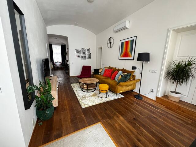 Comfy Chic flat 2king beds AC balcony in Vinohrady