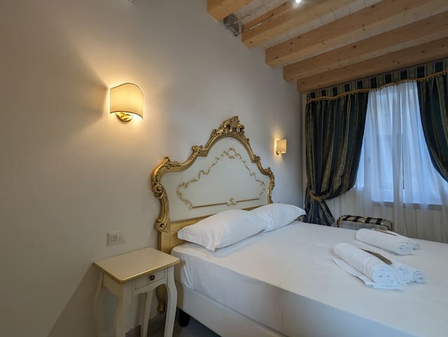 FloVe' Rooms Venezia managed Airbnb listing 1