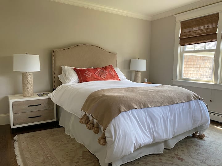 béžová izba s manželskou posteľou.