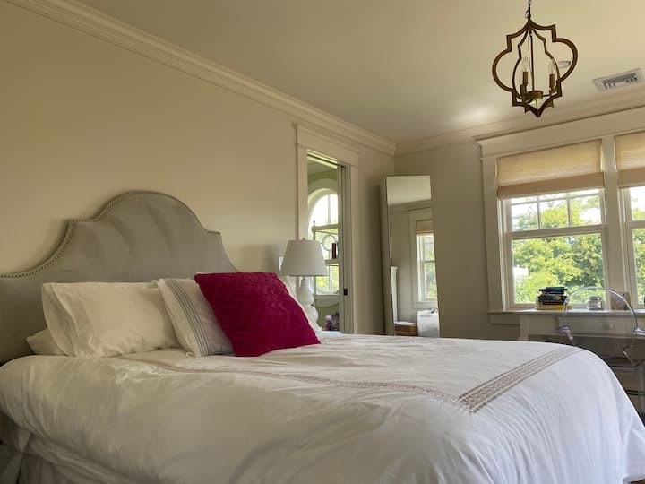 sivá spálňa s manželskou posteľou