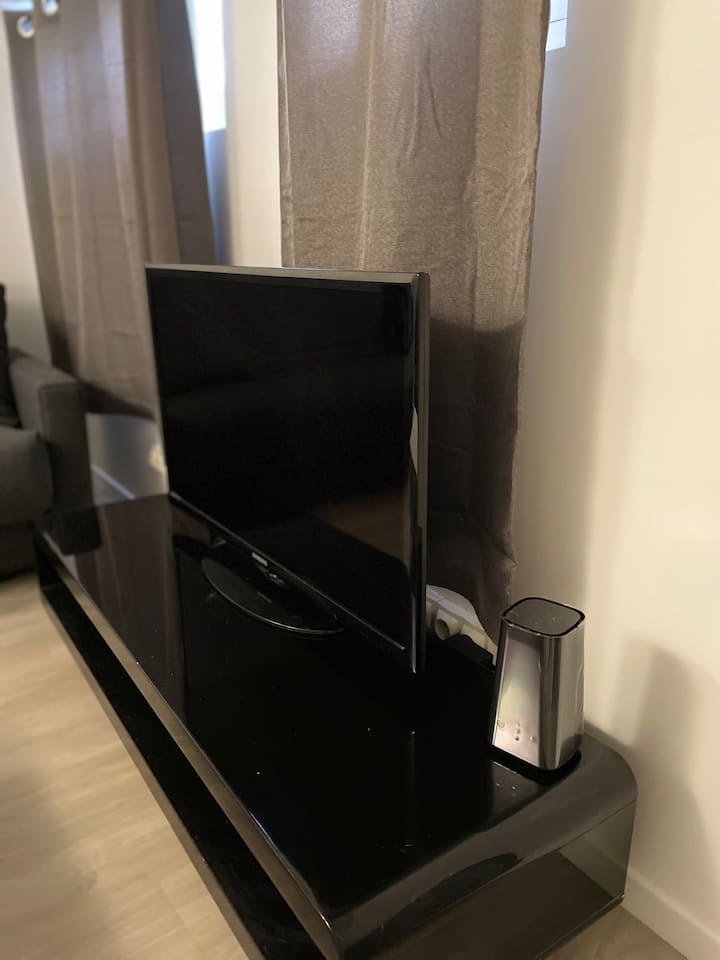 La habitación 1 mide 14 m2 con un sofá cama para adultos de 2 plazas, edredón, cojines, mueble de almacenamiento, lámpara, suelo nuevo, ventana, calefacción, muchos enchufes para su teléfono inteligente y PC, caja fuerte. También sirve como sala de estar con TV