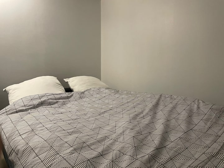 La habitación 1 mide 14 m2 con un sofá cama para adultos de 2 plazas, edredón, cojines, mueble de almacenamiento, lámpara, suelo nuevo, ventana, calefacción, muchos enchufes para su teléfono inteligente y PC, caja fuerte. También sirve como sala de estar con TV