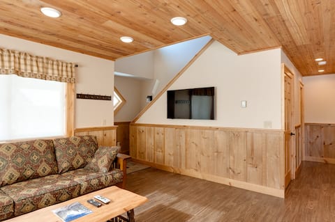Large 6 BR/4 Bath/8 Queen Beds/Patio/BBQ/FirePit