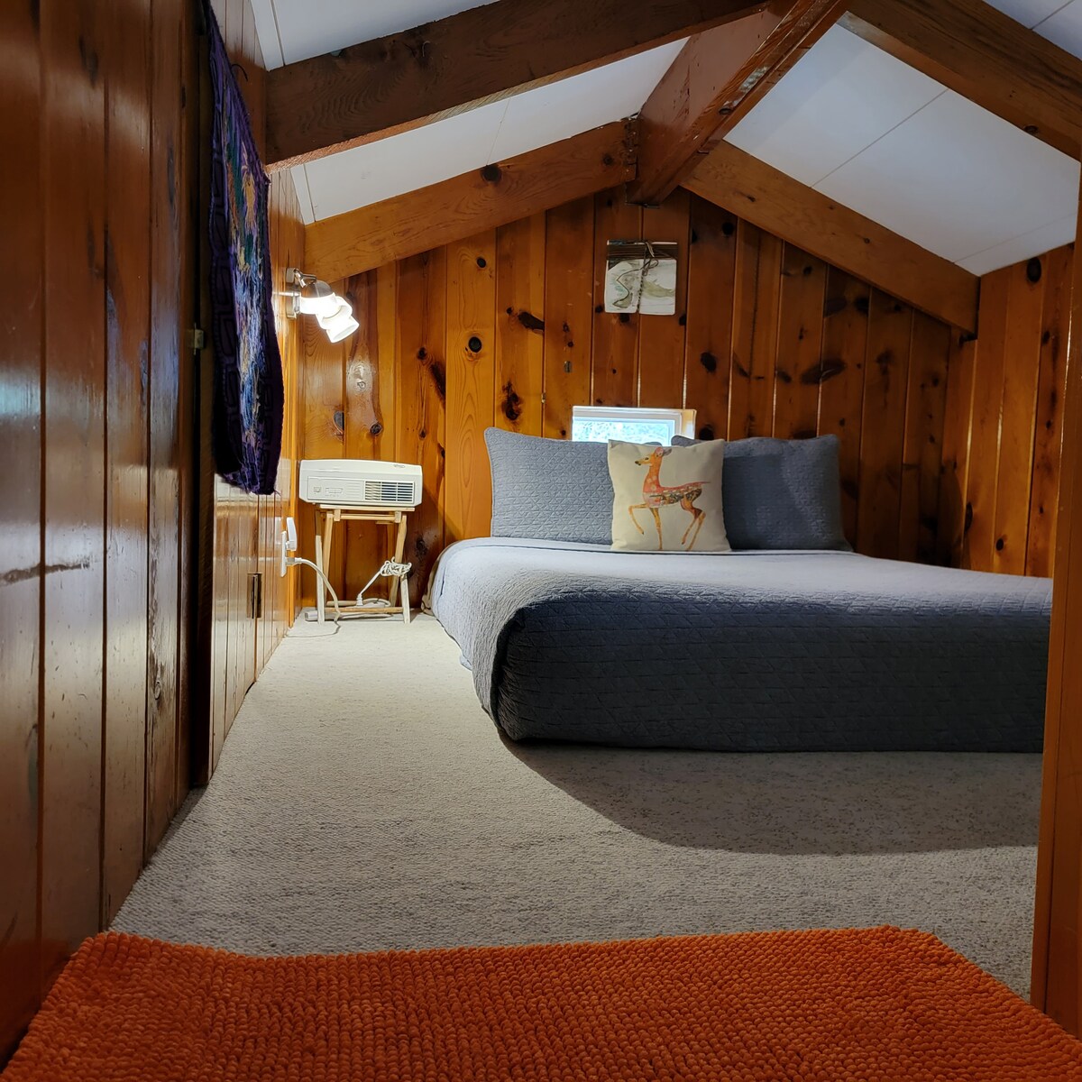 Krevat dopio "loft queen", me tapet, vend për çantën e gjumit. Fëmijëve u pëlqen.