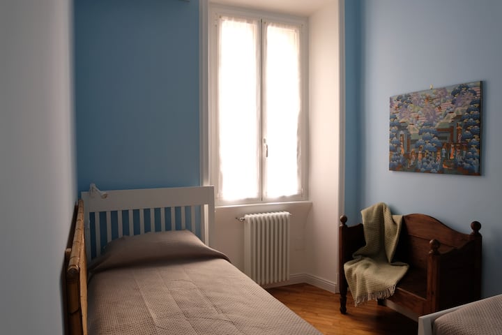 เตียงเดี่ยวกว้าง 90 ซม. พร้อมที่นอนความทรงจำสะดวกสบายมาก!
คำเตือน: เข้าร่วมเตียงเดี่ยวไม่ได้