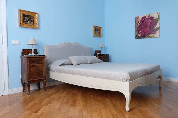 เราเลือกเตียงที่แข็งแรงจับคู่กับโต๊ะข้างเตียงที่ซื้อจากร้านขายของเก่าใจกลางกรุงโรม