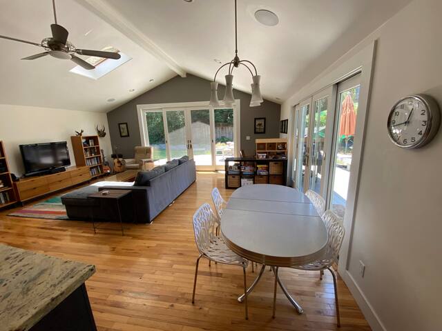 Walk to downtown Palo Alto! gallery image 5