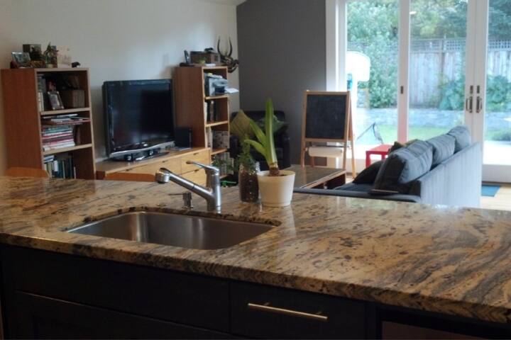 Walk to downtown Palo Alto! gallery image 2