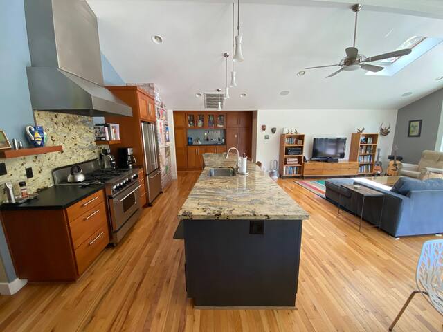 Walk to downtown Palo Alto! gallery image 3