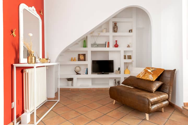 Udoban dnevni boravak s Smart TV-om i prestižnim namještajem!