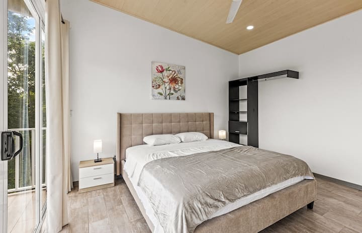 Dormitorio principal con cama tamaño king ,