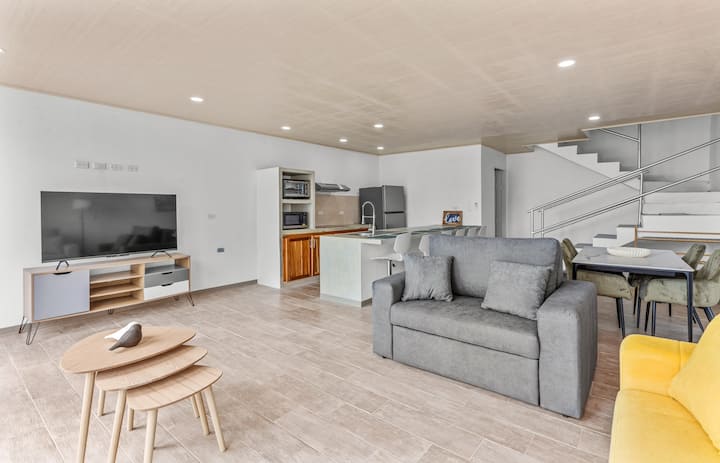 cocina abierta a la sala de estar
en la cocina tienes : cafetera, arrocera , tostadora , pequeña
microondas  y cocina 