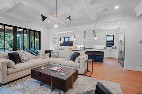 Popular Airbnb listing: Lux Farmhouse6 bedrooms, 6 baths, firepit, gym in Plaza Midwood