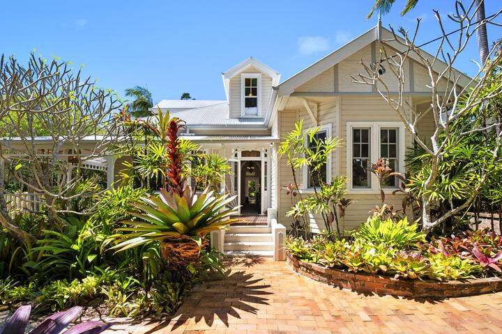 The Massinger . Tropical Family Escape gallery image 2