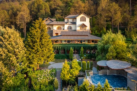 Luxury 9BR Pet friendly Villa - A Timeless Charm!