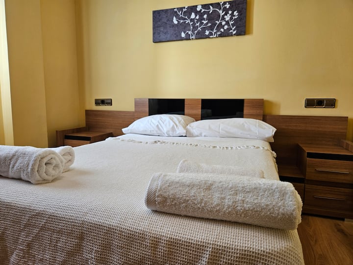 V tejto spálni nájdete manželskú posteľ so 120 lôžkami.