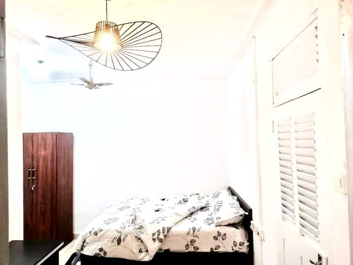 Dhomë gjumi e ndriçuar mirë me sistem ndriçimi të butë dhe dekorativ, duke u siguruar që prona të ketë gjithmonë drita. Një krevat dopio i rehatshëm dhe një televizor INTELIGJENT i montuar në mur.  Plotësisht me ajër të kondicionuar me qasje në wifi. 