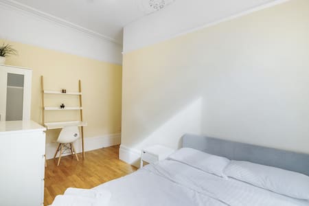 5 Lanark Place 2