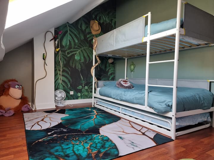 غرفة الأطفالهي كتاب الغابة مع الألعاب والكتب والرسوم الهزلية وألعاب الفيديو المعاد تدويرها.
سرير بطابقين بسريرين مفردين 90 × 190. بالإضافة إلى سرير بدرج واحد 90 × 190.
غرفة أفكار الأطفال، ولكن يمكن للبالغين والمراهقين.