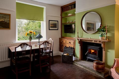 Holmes Cottage - In the heart of Haworth