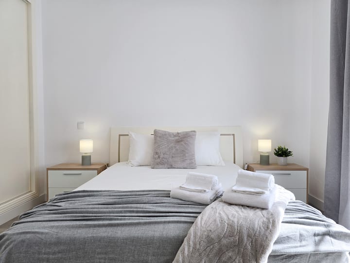 Quarto de Casal com Roupeiro e Ar Condicionado