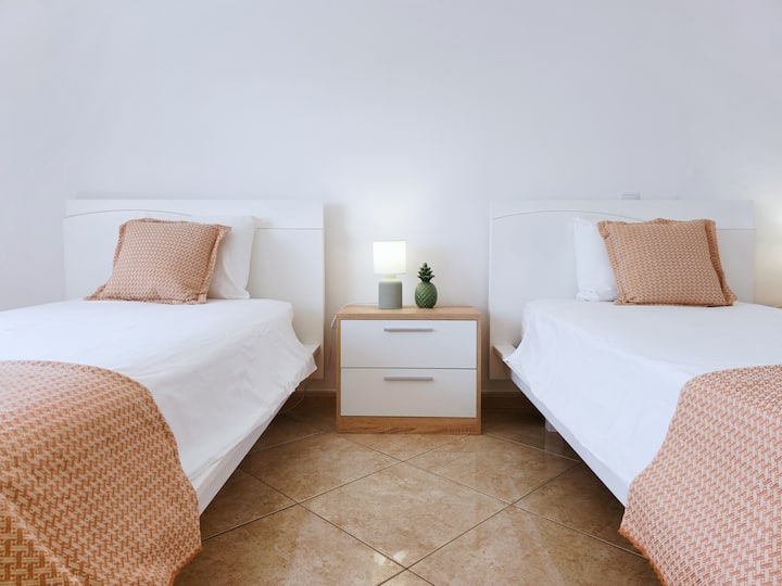 Quarto com Duas Camas de Solteiro, Roupeiro e Ar condicionado