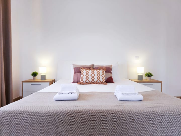 Quarto com Cama de Casal, Roupeiro, Ar Condicionado e Varanda