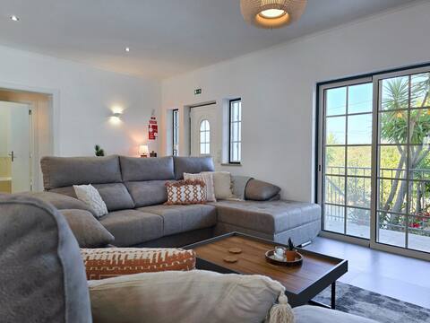 Popular Airbnb listing: Caravela | Spacious Villa - Swimming Pool & BBQ in União Das Freguesias De Lagoa E Carvoeiro