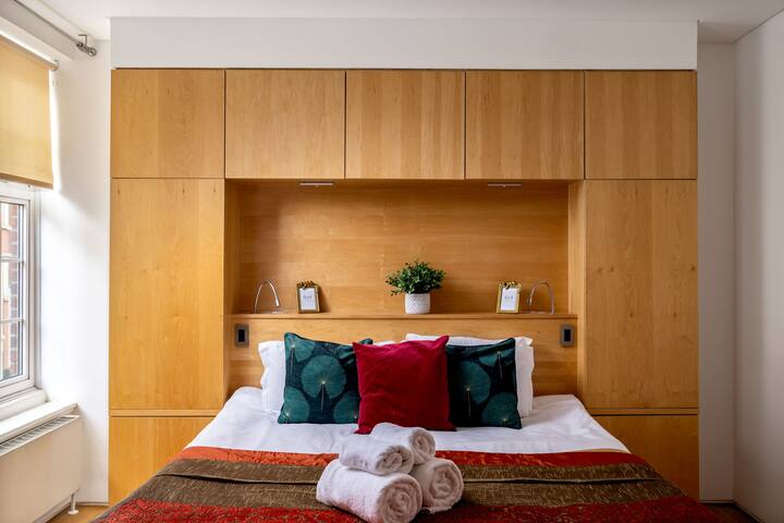 Park Lane 4-bed huge Designer gallery image 2