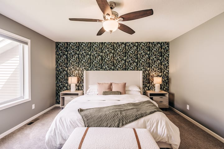 Descansa muy necesario después de un día divertido y aventurero. Nuestro dormitorio principal cuenta con tonos relajantes de verde que se combina perfectamente con el entorno circundante. 

Todas tus camas están vestidas con colchón y sábanas de alta calidad