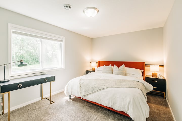 Este dormitorio king está equipado con una cama tamaño king que garantiza un buen descanso nocturno. También cuenta con un escritorio para aquellos que tienen una inspiración a medianoche para los próximos proyectos. 