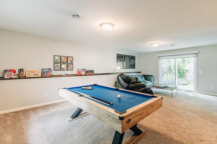 Disfruta de una noche divertida y competitiva con nuestra mesa de billar recién equipada y juegos de mesa seleccionados para todas las edades. Desde tácticas familiares hasta tácticas competitivas, ¡lo tenemos todo! 
Vamos a mostrar quién va a ser el mejor del grupo. 