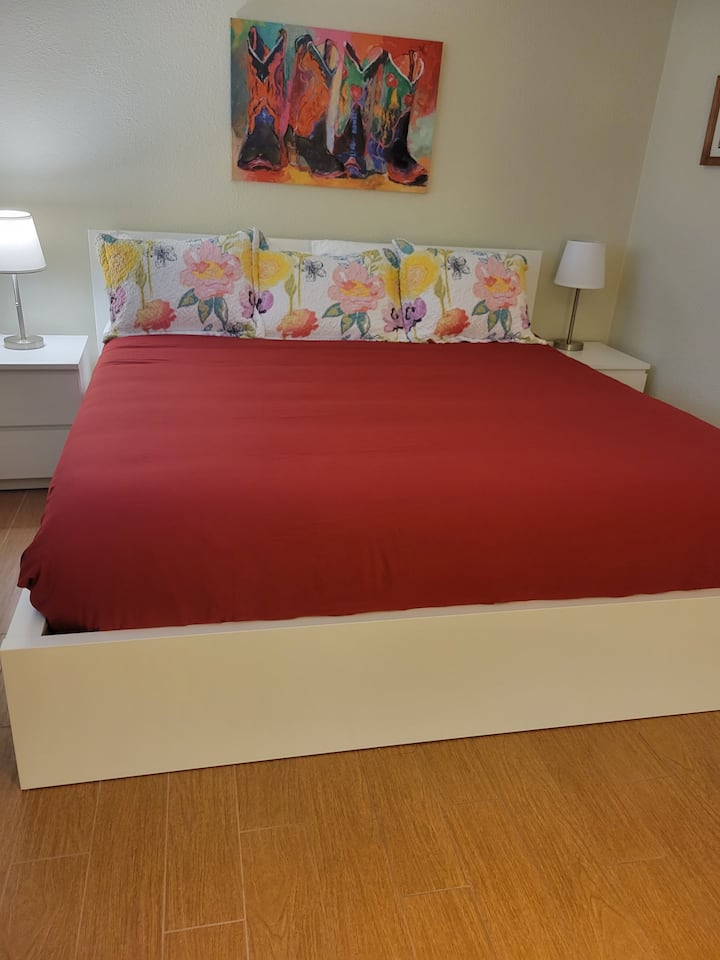 La 3e chambre peut également accueillir un lit King Size et 2 tables de chevet.