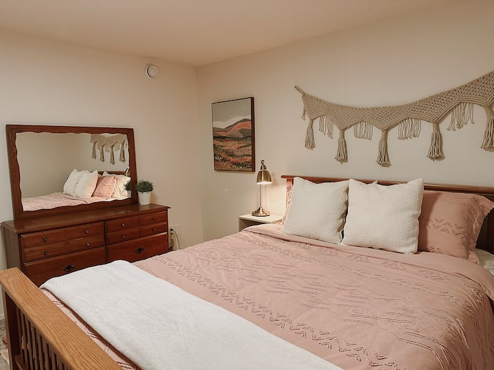 Dormitorio en el sótano con cama tamaño queen