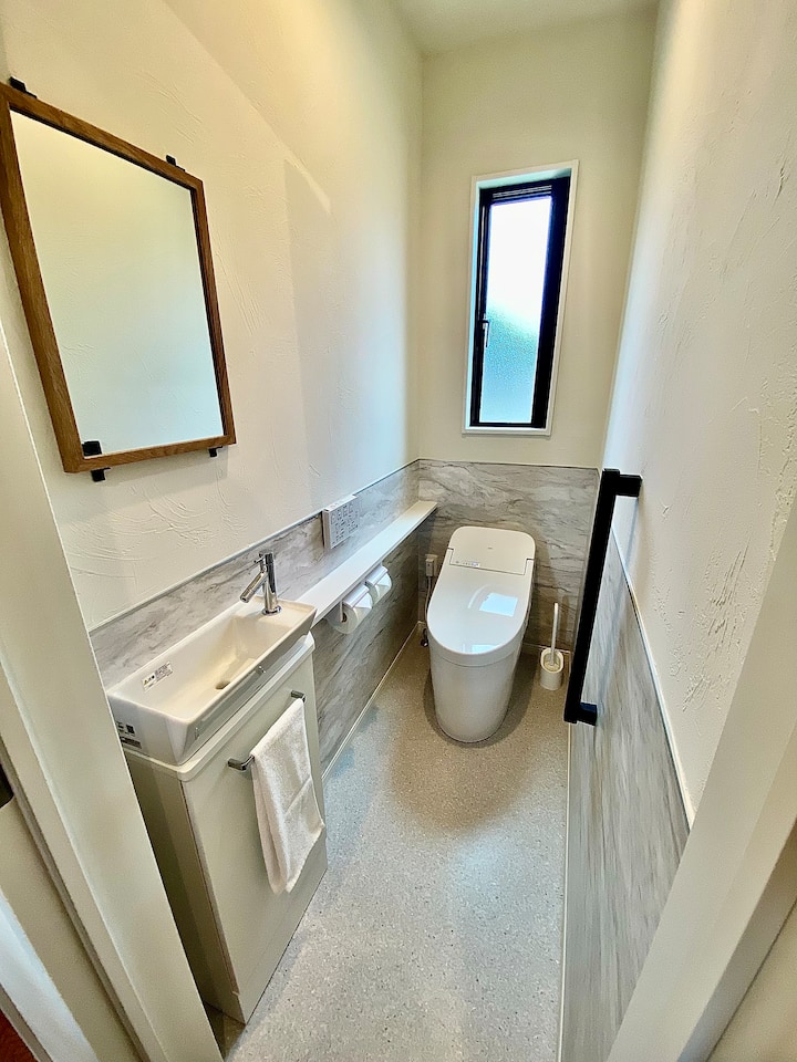 清潔感あふれるトイレ空間
自然光が差し込む明るいトイレ。温水洗浄便座を完備し、快適にご利用いただけます。手洗いスペースや手すりもあり、お子様からご年配の方まで安心して使える設計です。