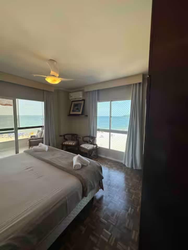 Bračni krevet (širine 180-179 cm)! Podijeljeni novi klima-uređaj i stropni ventilator. Prekrasan pogled na plažu u apartmanu.