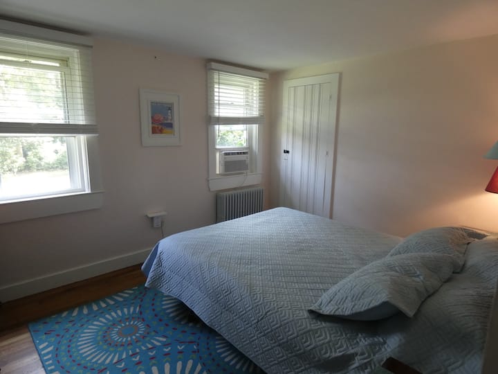 غرفة نوم تضم سرير كوين