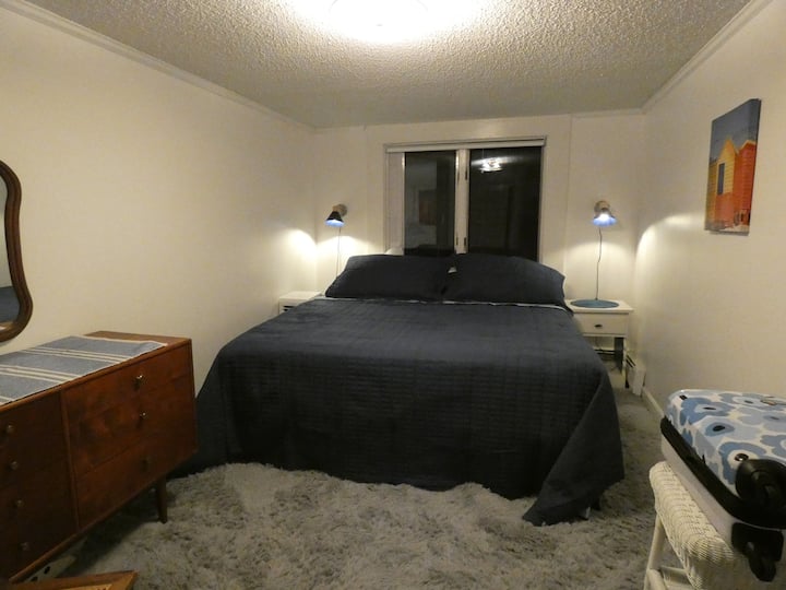 غرفة نوم بسرير كبير