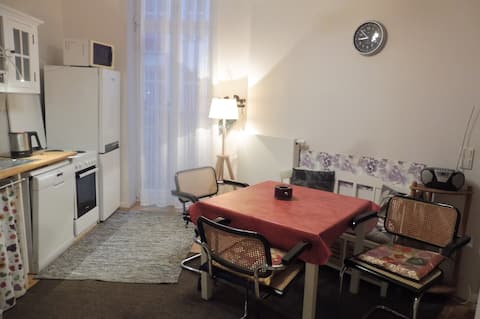 Popular Airbnb listing: Bright, conveniently located apartment in Steglitz