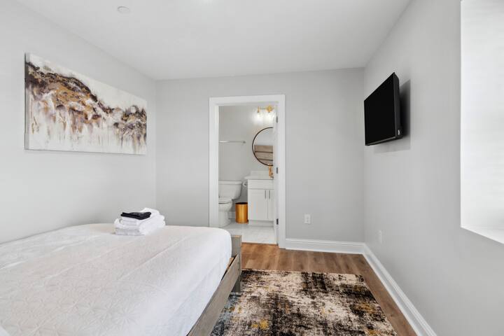 4BR/4BA Hotel Suites Groups! Pool, Parking & 7TVs gallery image 5