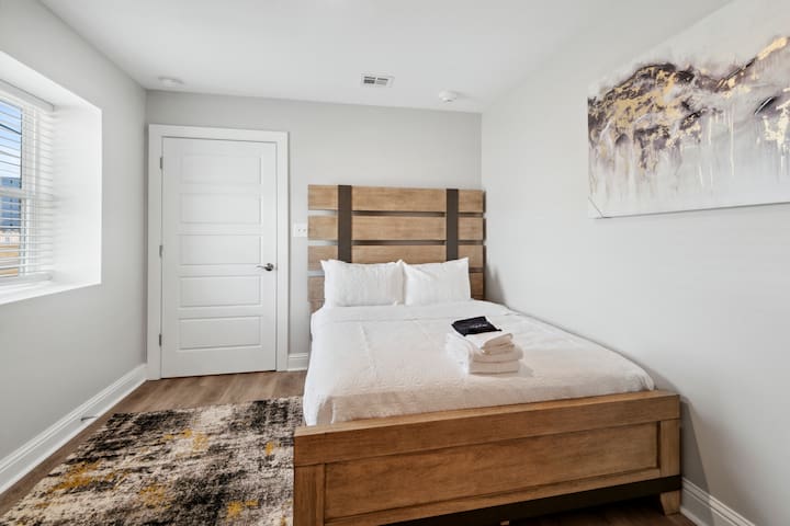 4BR/4BA Hotel Suites Groups! Pool, Parking & 7TVs