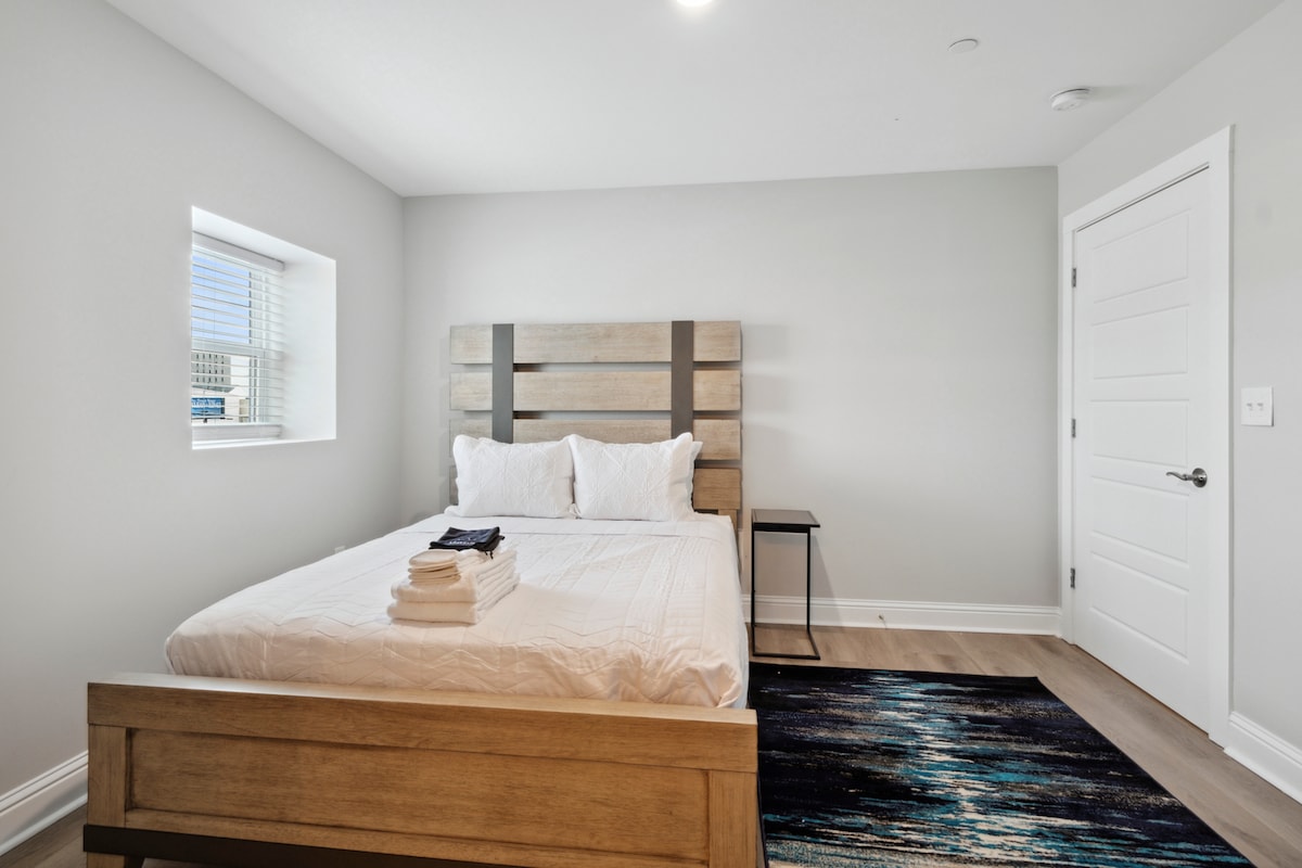 Eenheid 2B-slaapkamer - queensize bed, aan de muur gemonteerde smart HDTV met streaming-apps, met zorg ontworpen, eigen badkamer