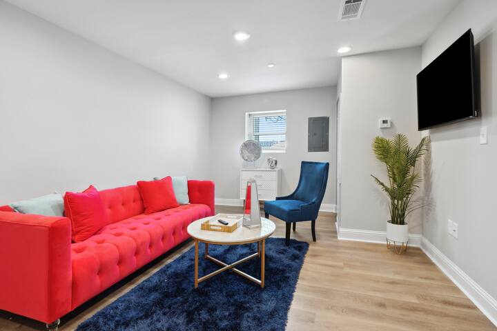 6BR/6BA Hotel Suites Groups! Pool, Parking & 11TVs gallery image 5