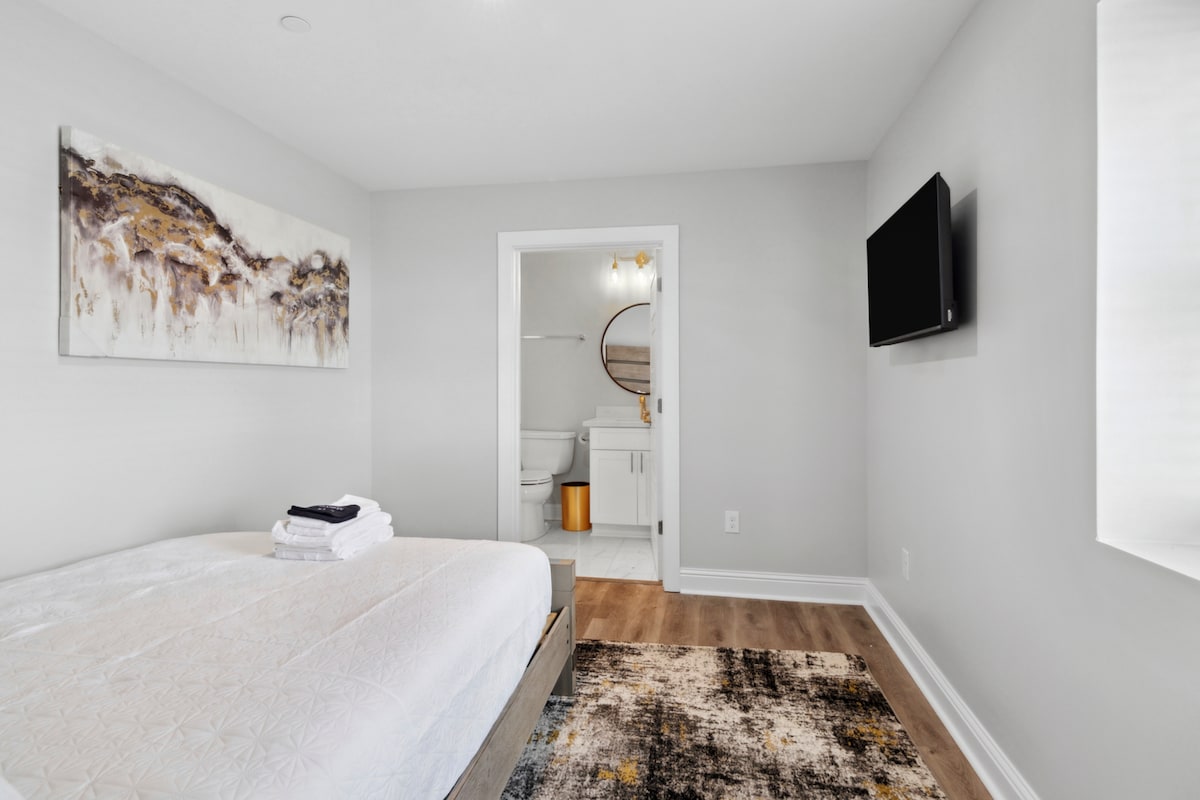 Unit 1A Slaapkamer 1- Queensize Bed, aan de muur gemonteerde smart HDTV met streaming-apps, met zorg ontworpen, eigen badkamer