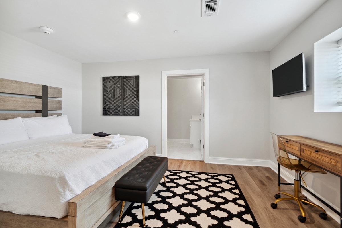Unit 2D Slaapkamer - kingsize bed, aan de muur gemonteerde smart HDTV met streaming-apps, werkruimte met stoel, met zorg ontworpen, eigen badkamer