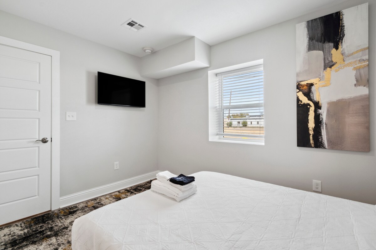 Unit 1A Slaapkamer 2- Queensize bed, aan de muur gemonteerde smart HDTV met streaming-apps, met zorg ontworpen, eigen badkamer