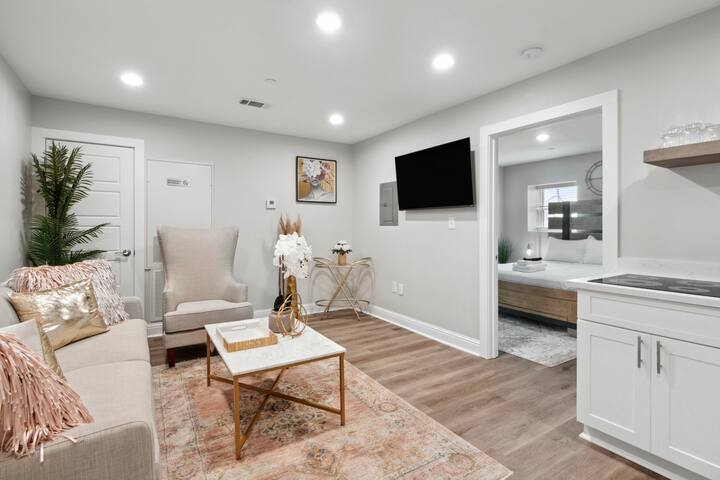 6BR/6BA Hotel Suites Groups! Pool, Parking & 11TVs gallery image 2