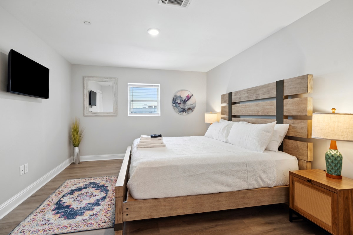 Unit 2E Slaapkamer - kingsize bed, aan de muur gemonteerde smart HDTV met streaming-apps, lampen met USB-poorten, met zorg ontworpen, en suite bat