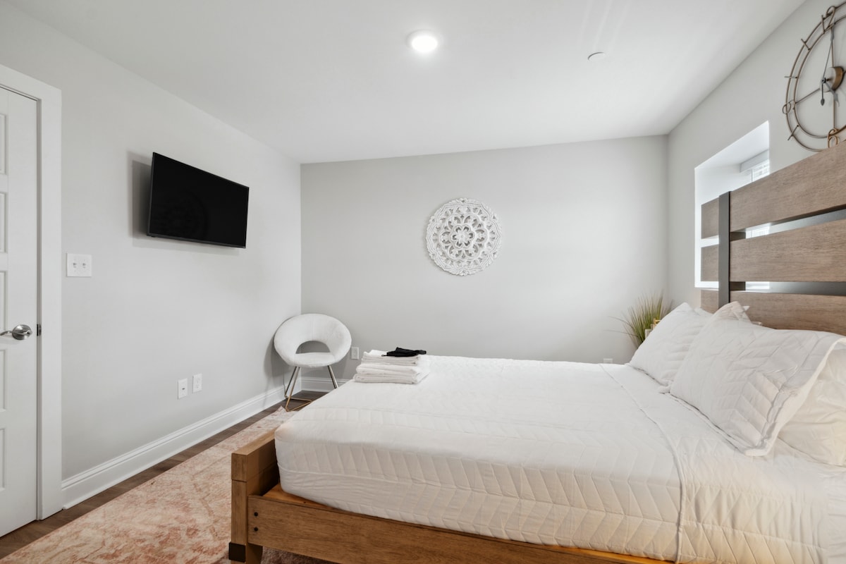 Eenheid 2C Slaapkamer - Queensize bed, aan de muur gemonteerde smart HDTV met streaming-apps, lampen met USB-poorten, zorgvuldig ontworpen, eigen badkamer, extra stoel om te zitten