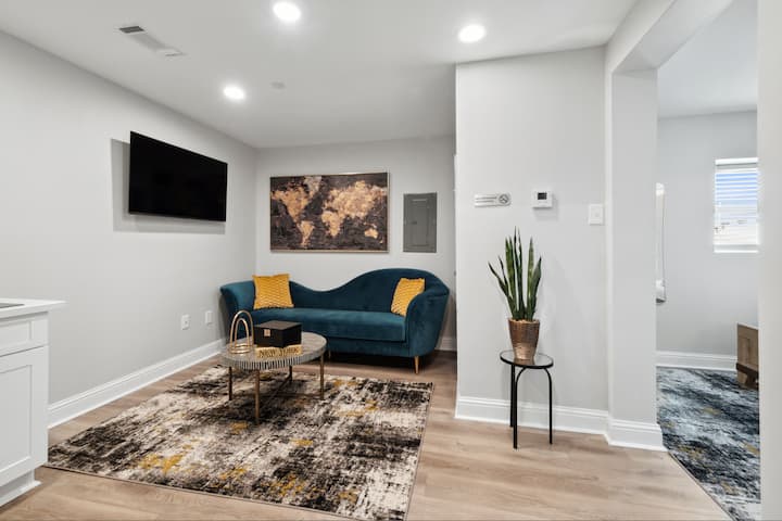 Sehemu ya 2A Living Space- ukuta uliowekwa kwenye HDTV w/huduma za utiririshaji, sofa, iliyoundwa kwa uangalifu, karibu na jiko